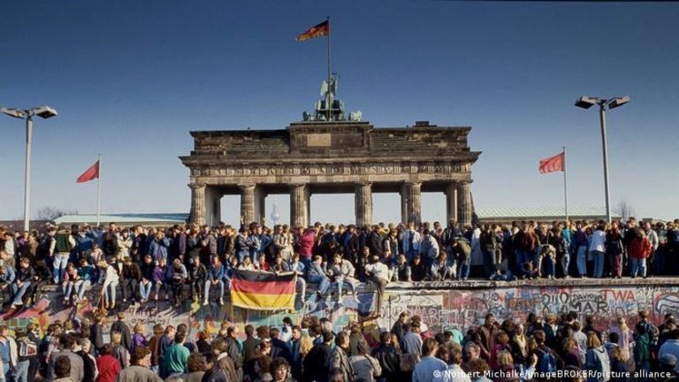 Berlin Duvarı’nın yıkılışı anıldı