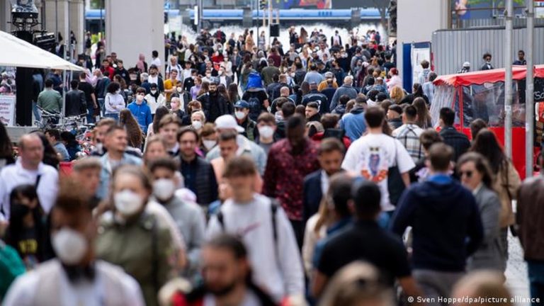 Almanya dördüncü dalga ile mücadelenin yollarını arıyor