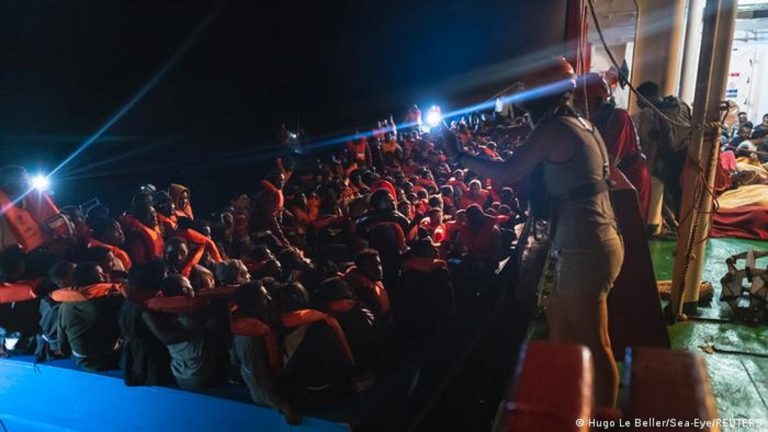 İki yardım gemisi yüzlerce sığınmacıyla deniz ortasında kaldı