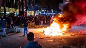 Rotterdam’daki korona gösterisinde polis uyarı ateşi açtı