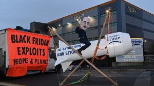 Avrupalı aktivistler Black Friday’de Amazon’u protesto etti, depoların yollarını kapadı