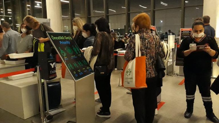 AB’den yeni seyahat kuralları: Schengen bölgesine girmek için 3. doz aşı ve negatif PCR testi şartı