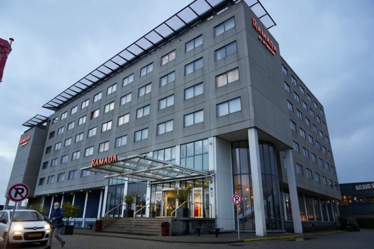 Hollanda’da Covid-19 testleri pozitif olan 61 yolcudan 13’ü Omicron varyantı çıktı