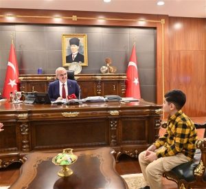 Vali Karaloğlu, bayrağı öpen çocuğu makamında misafir etti