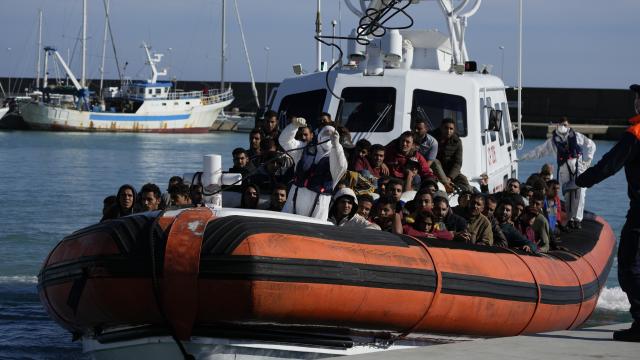 İtalya Akdeniz’de 244 düzensiz göçmeni kurtardı