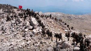 Mehmetçik “Komando Marşı” eşliğinde Davraz Dağı’na tırmandı