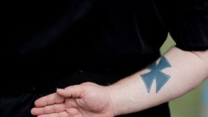 Maskeden muaf öğrencilere sarı rozet kuralı Nazi tartışması başlattı