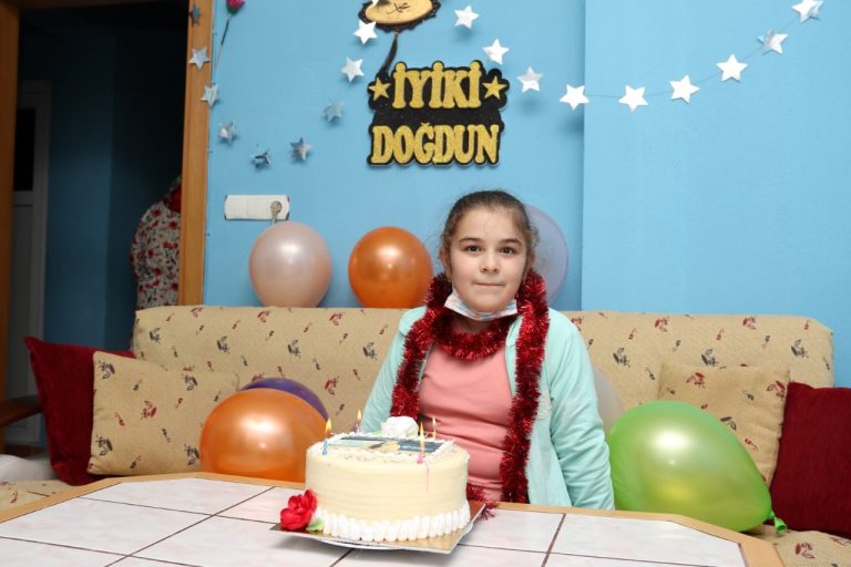 ‘Ben De Varım Projesi’nde Büyükşehir personelinden;  Güldalı’ya doğum günü sürprizi