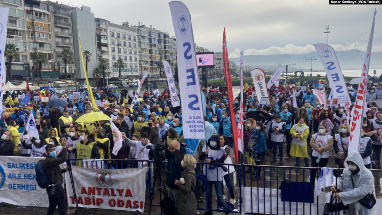 İzmir’de Aile Hekimleri Sözleşmeye Karşı Alana Çıktı