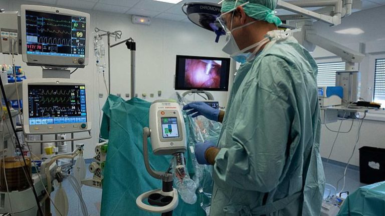 Avusturya’da hastasının yanlış bacağını kesen doktora para cezası