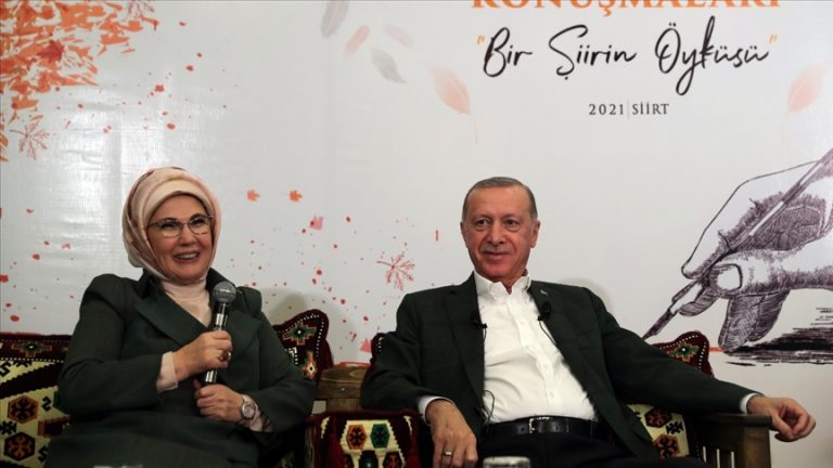 Emine Erdoğan: Şiir yazmıyoruz ama şiir gibi yaşıyoruz