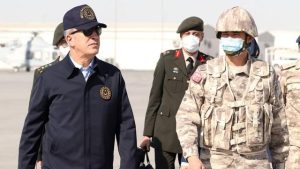Bakan Akar, Mehmetçik ile bir araya geldi