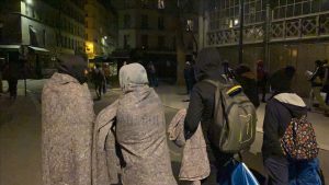 Paris’te çadırlarına el koyulan göçmenler soğukta sokakta kaldı