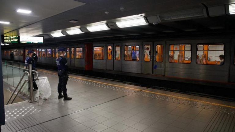 Brüksel’de metronun önüne itilen kadın son anda kurtarıldı