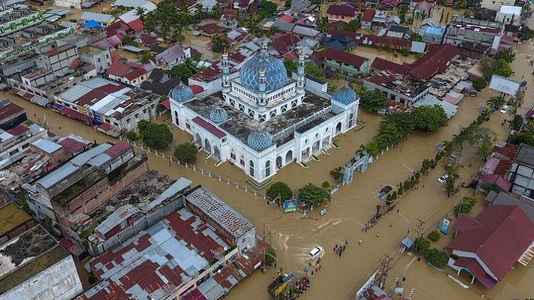 Endonezya’da sel felaketi: 2 kişi öldü, 24 bin kişi tahliye edildi