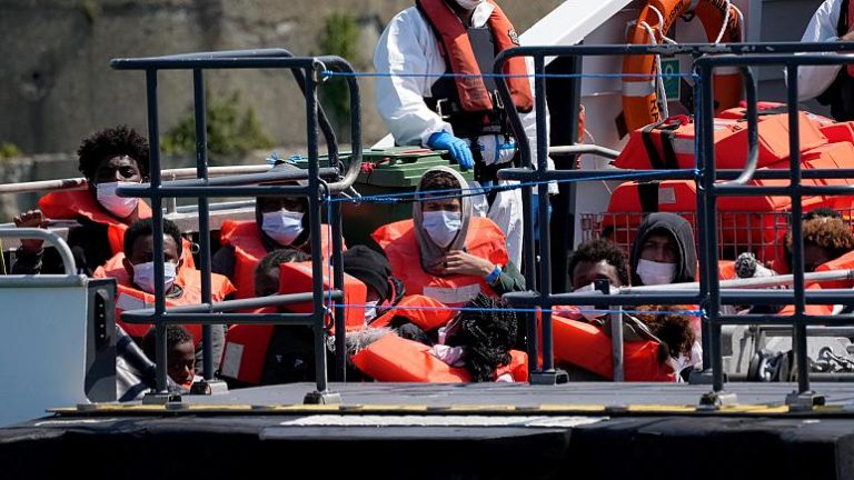 Rekor sayıda göçmen, 2021’de Manş Denizi üzerinden İngiltere’ye ulaştı