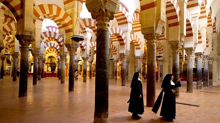 Dünya tarihinde kilise ve cami arasında değişen ünlü ibadethaneler hangileri?