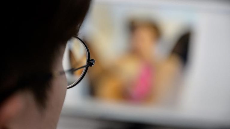 AB’de yaşı küçüklerin porno sitelerine erişimi nasıl engellenecek? Teknolojik olarak mümkün mü?