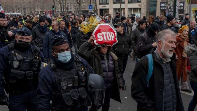 Fransa’da Covid-19: Anayasa Mahkemesi, aşı kartı yasasını onayladı; birçok şehirde protestolar var