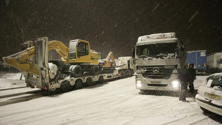 Lyon’da hava kirliliği yüzünden ‘endüstriyel kar’ yağdı