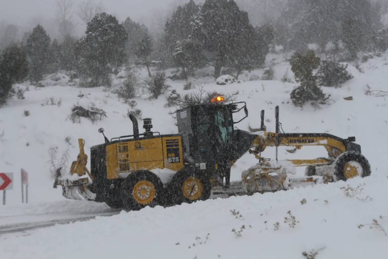 Antalya Büyükşehir Belediyesi ekiplerinin kırsalda kar nöbeti devam ediyor
