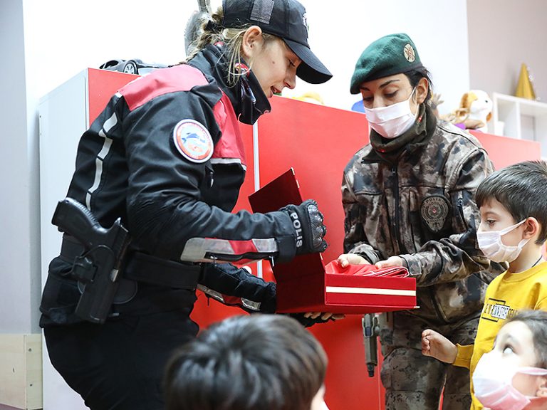 Bayrak Sevgisiyle Bilinen Minik Enes’e Diyarbakır Polisinden Anlamlı Hediye