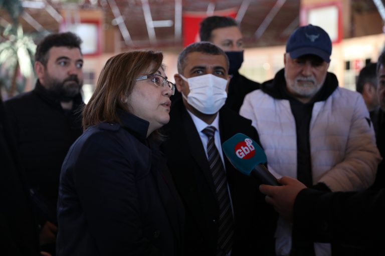 Başkan Şahin, Şehirlerarası Otobüs Terminali’ndeki kar temizle çalışmalarına nezaret etti