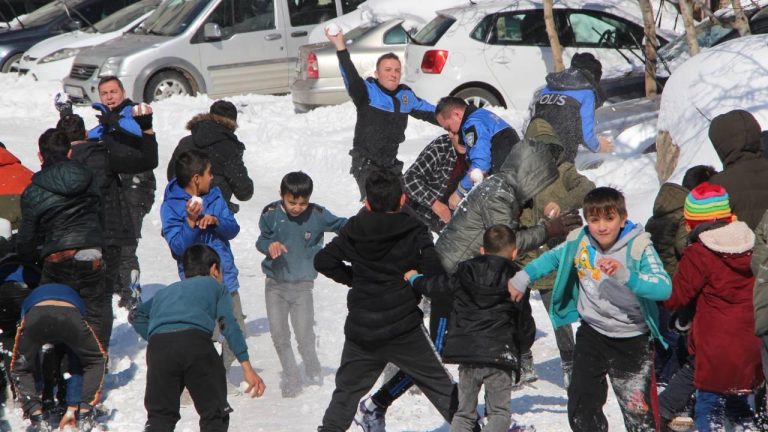 Şırnak’ta polisler çocuklarla kar topu oynadı