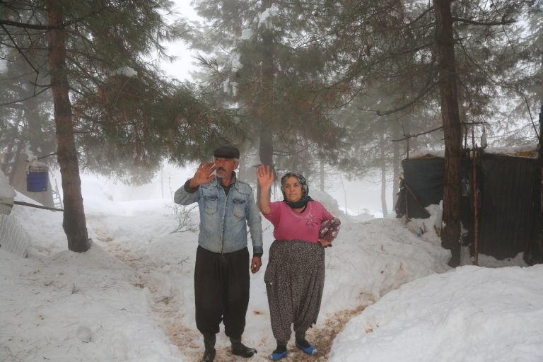Toroslar Belediyesi, karda mahsur kalan yörük ailesinin yolunu açtı
