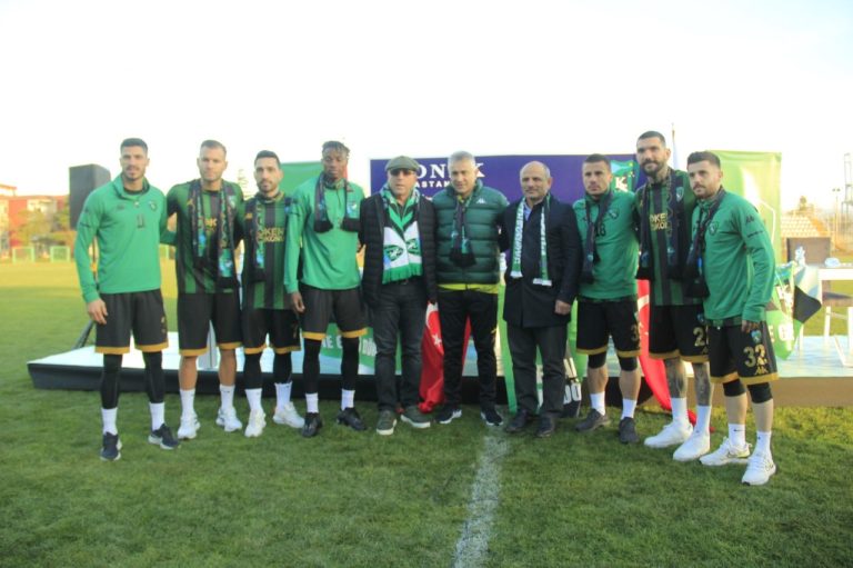 Kocaelispor’un ara transfer döneminde kadrosuna dahil ettiği 7 yeni futbolcusu ve yeni teknik direktörü basına tanıtıldı