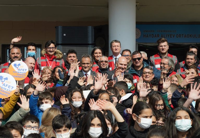 Bakan Özer ve İçişleri Bakan Soylu’nun katılımıyla Türkiye genelindeki tüm okullarda eş zamanlı deprem tatbikatı yapıldı