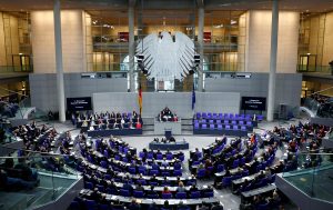 Federal hükümetin değişiklik kararları ve Alman siyasetinin tepkisi
