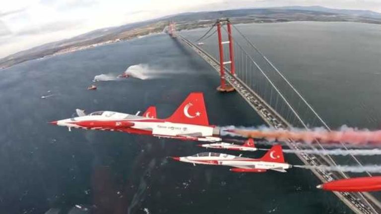 Türk Yıldızları 1915 Çanakkale Köprüsü için uçtu