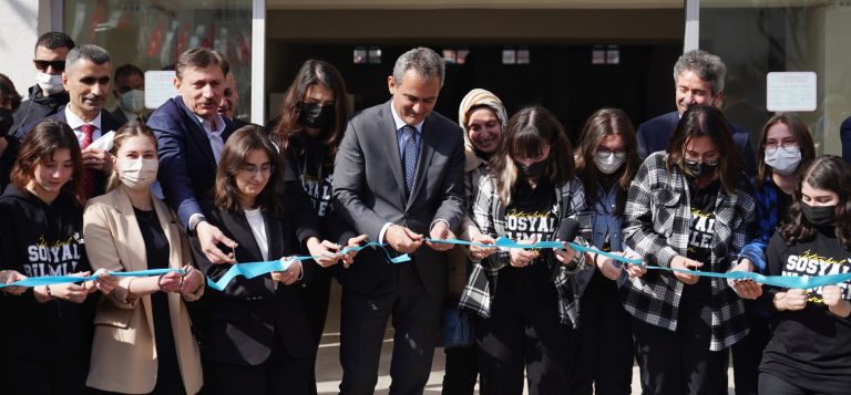 Bakan Özer, İstanbul’da okul ziyaretlerinde bulundu