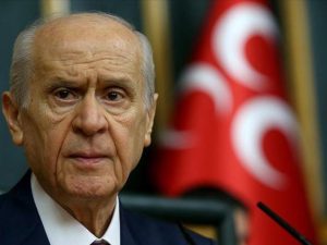 MHP Genel Başkanı Bahçeli, “Hiçbir kemiksiz, hiçbir densiz, Aziz Atatürk ve Çanakkale üzerinden yeni bir kutuplaşma sayfası açmaya yeltenmemelidir.” dedi.