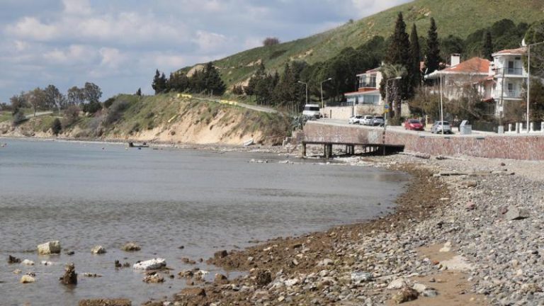 Foça ve Marmaris’te deniz çekildi: İskelelerin ayakları ortaya çıktı