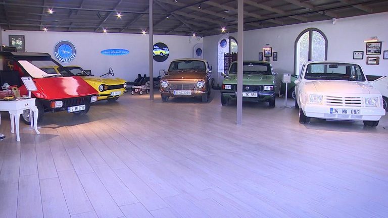 Urla’da müze gibi garaj: Anadol otomobillerine gözü gibi bakıyor