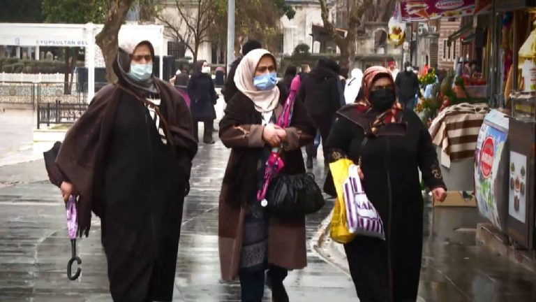 Salgında yeni dönemin ilk günü: Maske takılmaya devam edildi, HES kodları silindi