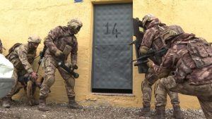 Polis özel harekat, göreve ‘Operasyon Köyü’nde hazırlanıyor