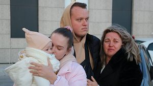 Ukrayna’dan Romanya’ya kaçan kadın ve çocuklarÇocuklara hoşgeldin karşılaması