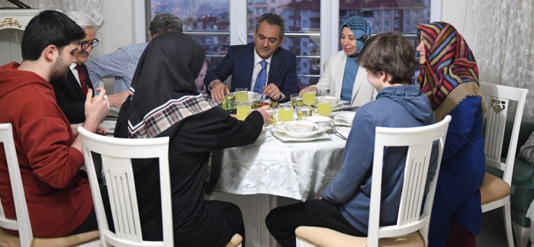 Bakan Özer ve eşi, öğretmen çiftin iftar sofrasına konuk oldu