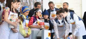 Bakan Özer, 9 ülkeden gelen çocuklarla ‘Barış Ekmeği’ pişirdi