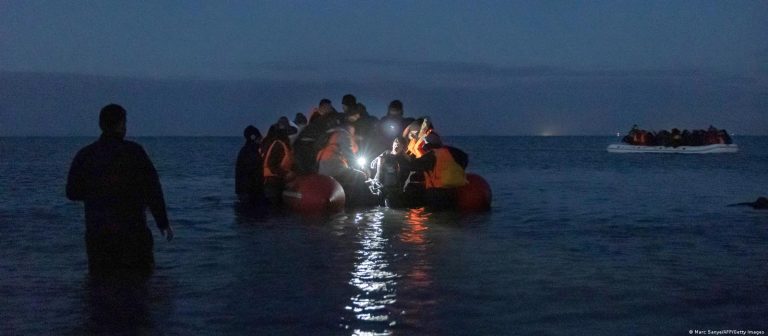 İngiltere düzensiz göçe karşı donanmayı seferber ediyor