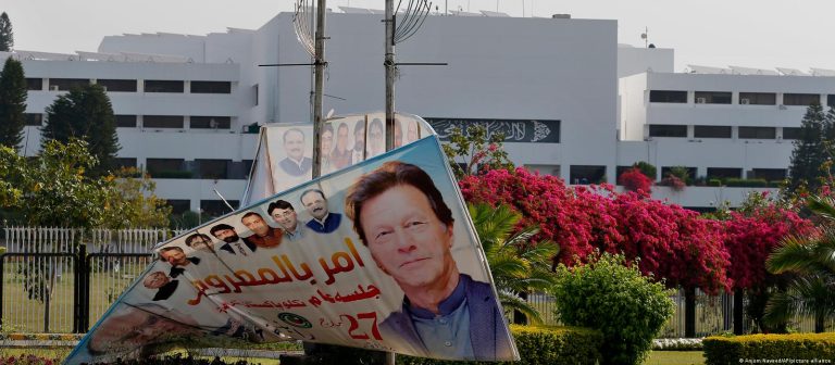 Pakistan’da İmran Han hükümeti düştü