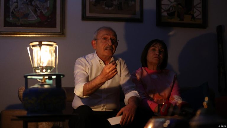 Gaz lambası kimi aydınlatacak?