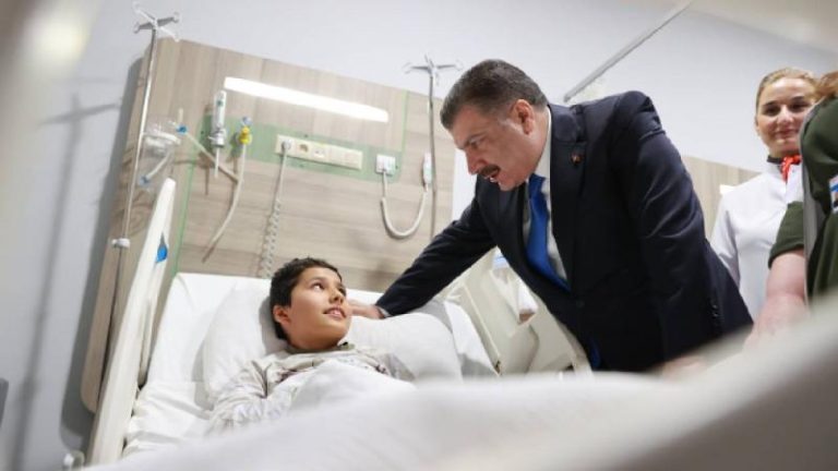 Bakan Koca’dan hastanede tedavi gören çocuklara ziyaret