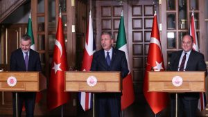 Bakan Akar, İtalya ve İngiltere savunma bakanlarıyla görüştü