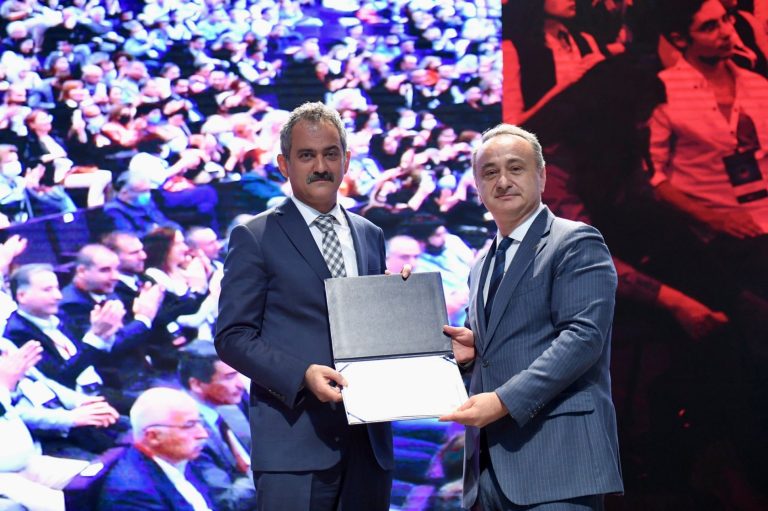 Bakan Özer, Dijital Obezite Temalı 5. Uluslararası Eğitim Forumu’na katıldı 