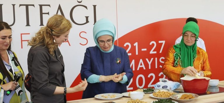Emine Erdoğan “Balıkesir Gastronomi Festivali”ne katıldı