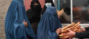 Taliban kadınlara yeniden burka zorunluluğu getirdi